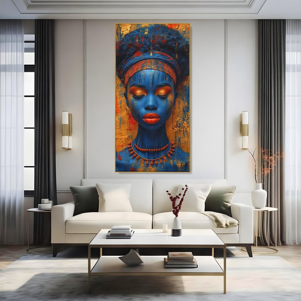 Tablou canvas cu portret de femeie cu piele albastra, in rama de aluminiu auriu, pe perete intr-un living